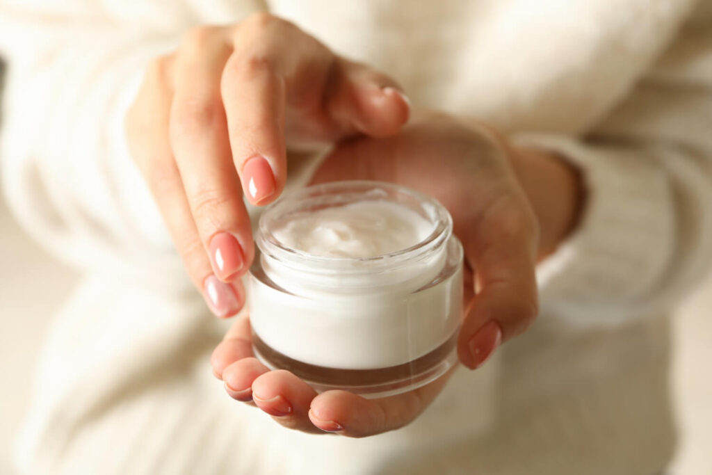 A rendszeres fényvédelem az egyik leghatékonyabb anti-aging lépés.