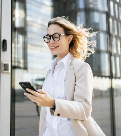 A szemüvegkeret kiválasztásakor érdemes átgondolni, milyen benyomást szeretnél kelteni.