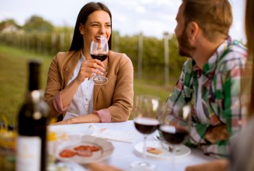 Koktélt fogyasztó nő.