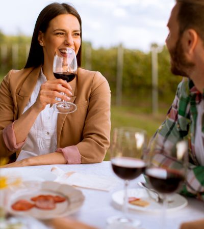 Koktélt fogyasztó nő.