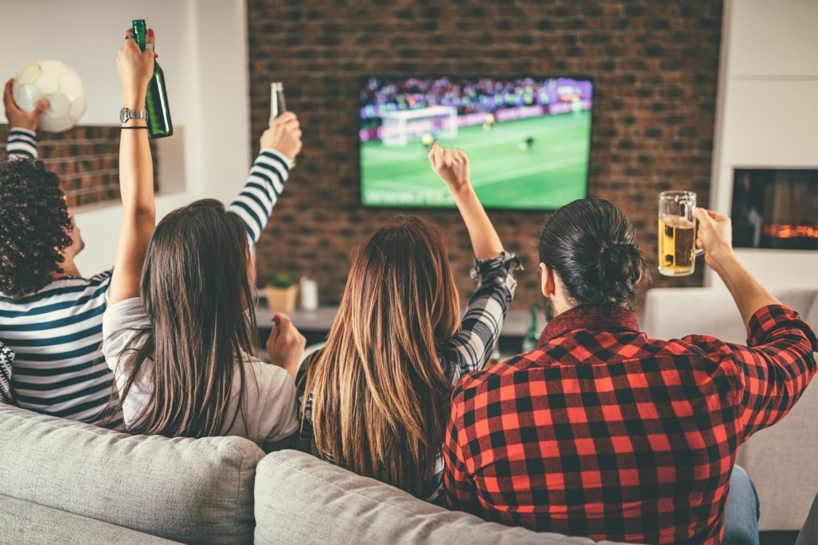 Foci-vb legfontosabb kellékei: tévé és hideg italok.