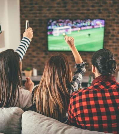 Foci-vb legfontosabb kellékei: tévé és hideg italok.